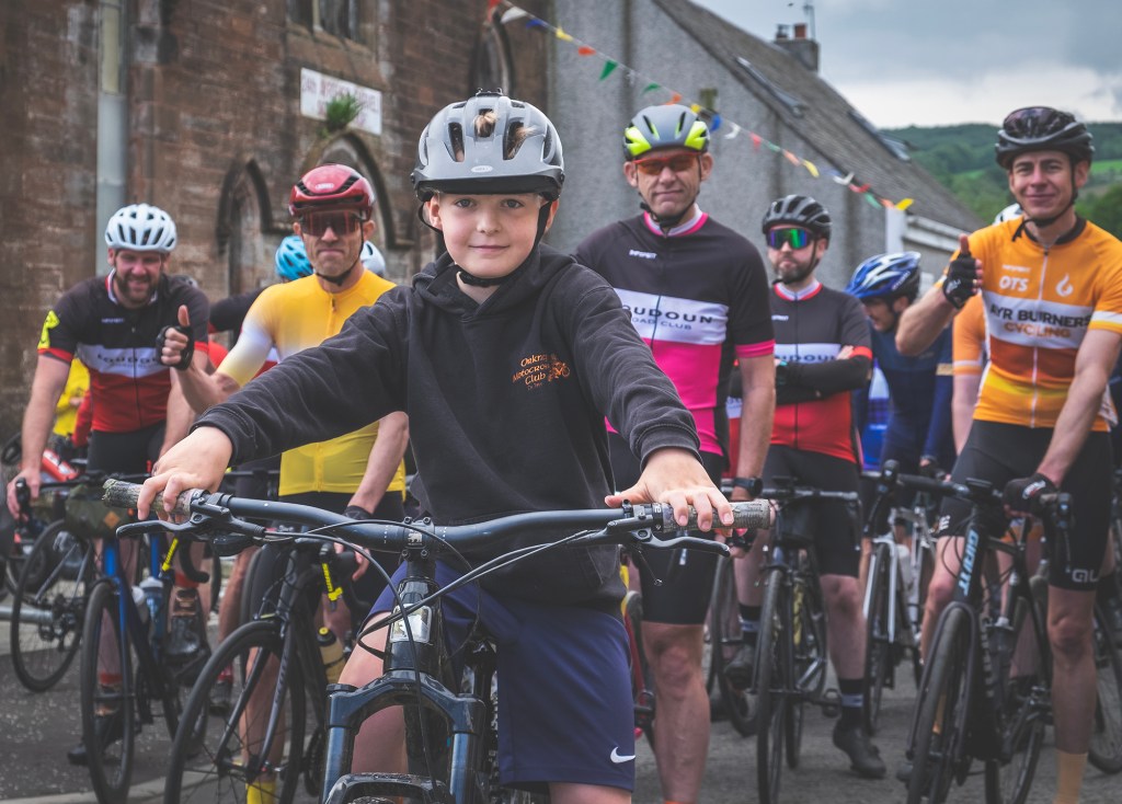 A young cyclist leading the Darvélo start